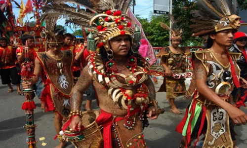 pakaian adat dayak