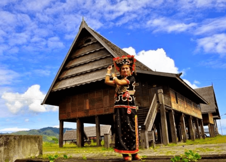 rumah adat sulawesi barat